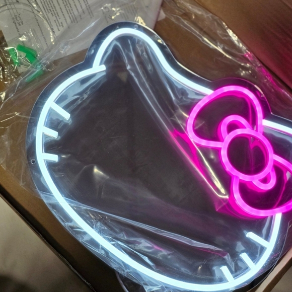 New Hello Kitty Led lighted mirror 15" - Picture 9 of 10